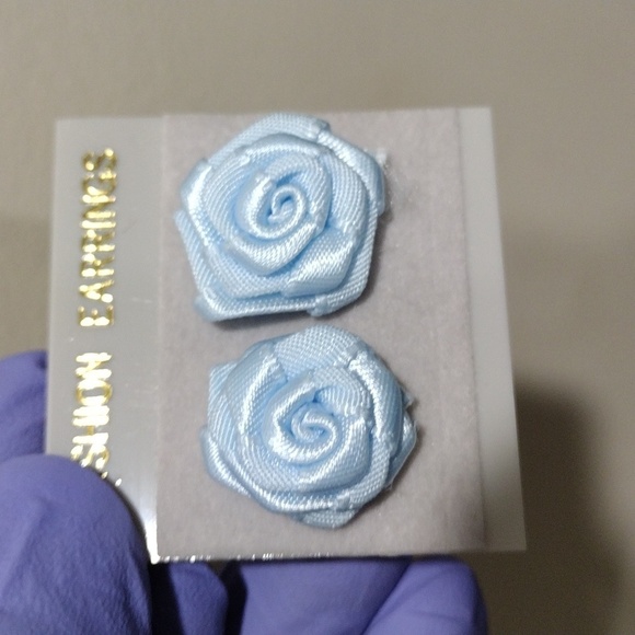 Women's Stunning Silver-tone Fabric Blue Flower Design Stud Earrings, 0.75-in - Picture 3 of 6